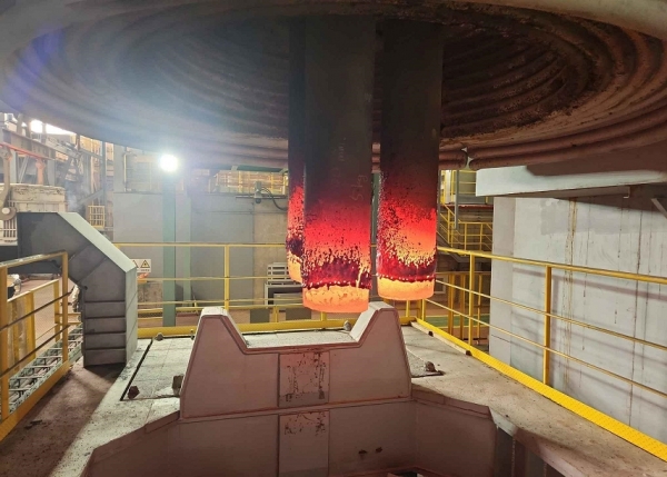 포스코퓨처엠이 제조기술을 국산화한 직경 300㎜의 UHP(Ultra High Power)급 전극봉. /포스코퓨처엠