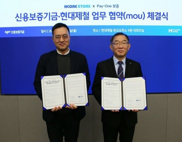 김후곤 현대제철 상무(왼쪽)과 채병호 신용보증기금 이사가 업무협약식에서 기념촬영을 하고 있다./현대제철