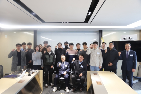 19일 LS용산타워 15층에서 개최된 카퍼 아카데미에 참석한 신동업체 종사자들이 기념사진을 촬영하고 있다.