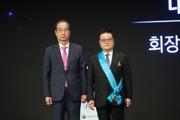 16일 열린 제 10회 중견기업인의 날 행사에서 조시영 대창 회장이 금탑산업훈장을 수상했다. 사진왼쪽(한덕수 권한대행), 사진오른쪽(조시영 대창 회장)