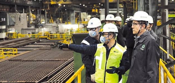 이강덕 포항시장(오른쪽)이 현대제철 공장을 방문해 조업 현장을 둘러보고 있다./포항시