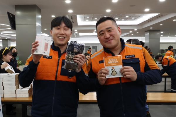 포스코 포항제철소가 6일, 기술연구원 식당의 주방 리모델링 기념 이벤트를 진행했다. /포스코