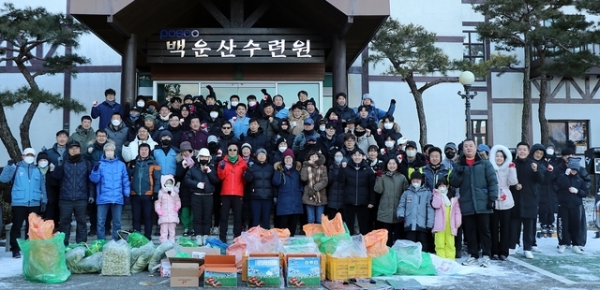 포스코 광양제철소 프렌즈 재능봉사단이 11일 광양시 백운산 일대에서 ‘2025년 혹한기 야생동물 먹이주기’ 봉사활동을 펼치며 자연환경 보호에 앞장섰다. /포스코