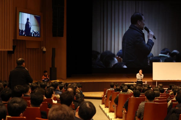 15일, 포항 효자아트홀에서 제철소장과의 안전대화가 진행됐다. /포스코
