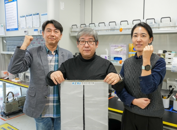 KERI 이동윤 박사(가운데)팀이 겨울철 전기차의 온돌형 난방을 실현하는 고효율 고유연 ‘금속섬유천 면상 발열체’ 기술을 개발했다. (사진=전기연구원)