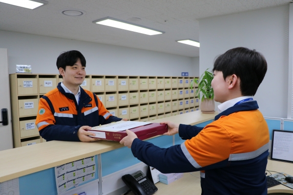 포항제철소 직원이 선물을 포스코 문서 수발실에 위치한 반송센터에 전달하고 있다. /포스코