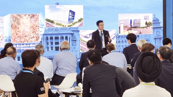 DN솔루션즈인디아 김영삼 법인장이 지난 23일 인도 벵갈루루 BIEC에서 인도 신공장 및 R&D센터 입지를 소개하고 있다. (사진=DN솔루션즈)