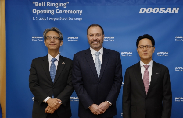 체코 프라하 증권거래소에서 열린 두산스코다파워 상장 기념식에서 주요 참석자들이 기념촬영을 하고 있다. 왼쪽부터 홍영기 주 체코 대사, 프라하 증권거래소 페트르 코블리츠 CEO, 두산에너빌리티 박상현 사장. (사진=두산에너빌리티)