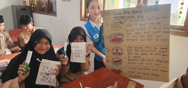 양치 등 보건위생 해외 교육봉사. /포스코