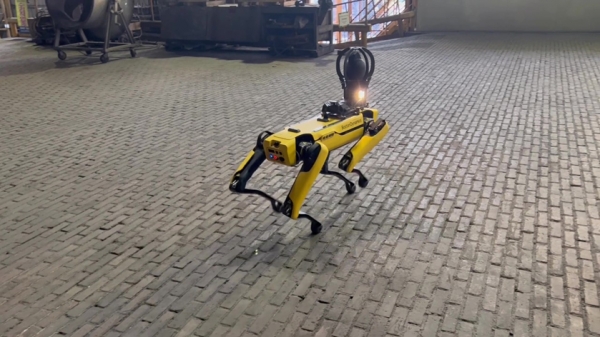 4족 보행 로봇이 광양제철소 1고로에서 설비를 자율점검 하는 모습. /포스코