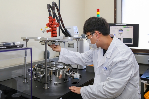 KTR 고분자재료센터 연구원이 자체 개발한 시험장비로 아웃가싱 특성 시험을 하고 있다. (사진=KTR)