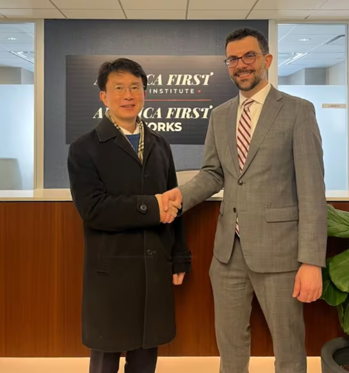 박종원 산업부 통상담당 차관보(왼쪽)과 애덤 세빗 미국우선주의정책연구소(AFPI) 소장