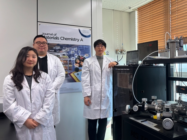 생기원 연구팀. 좌측부터 이지언 학생연구원, 권용중 선임연구원, 정영규 수석연구원. (사진=생산기술연구원)