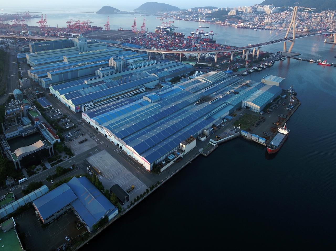 동국씨엠 부산공장 전경