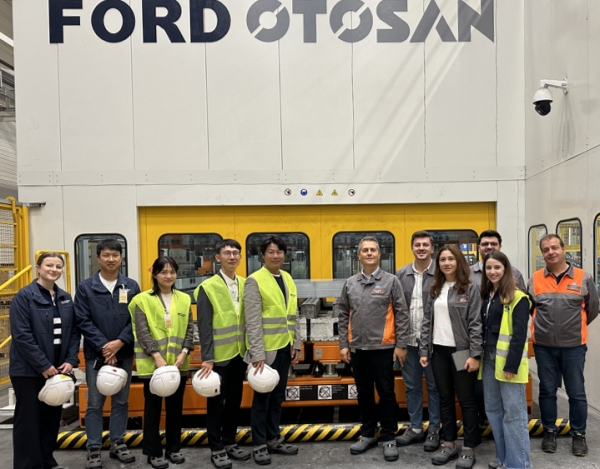 현대제철-포드 오토산 직원들이 프레스 테스트를 마친 후 기념 촬영하고 있는 모습. /현대제철