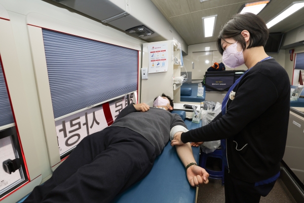 6일 포항제철소 한 직원이 포스코 본사 앞 헌혈 버스에서 사랑의 헌혈 캠페인에 참여하고 있다. /포스코