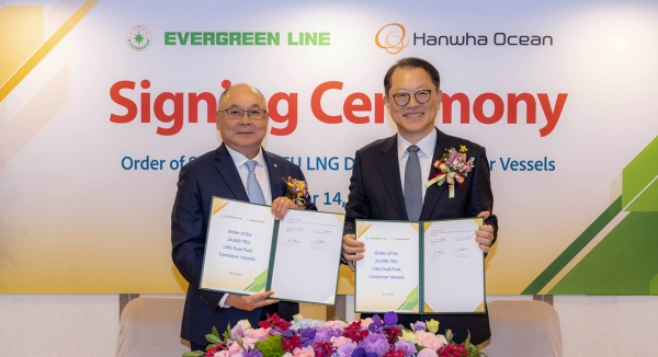 대만 현지에서 한화오션 김희철 대표이사(오른쪽)와 에버그린 장옌이 회장이 LNG이중연료추진 초대형 컨테이너선 건조 계약서에 서명한 뒤 기념촬영을 하고 있다. /한화오션
