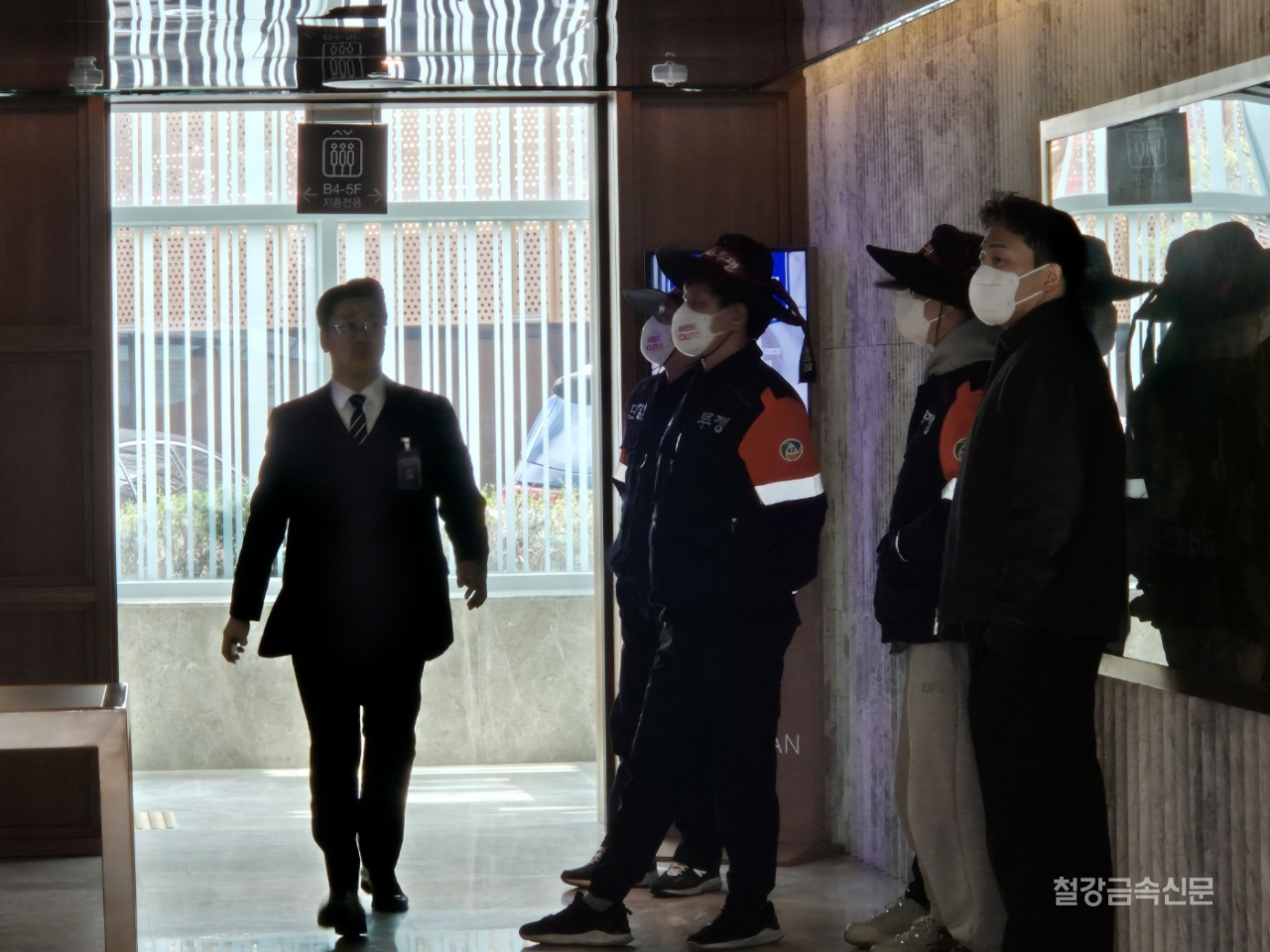 고려아연 노조 및 관계자들이 몬드리안 호텔에 대기하고 있다。