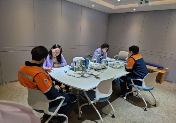 금연프로그램에 참여한 한 직원이 금연 상담사의 설명을 듣고 있다. /포스코