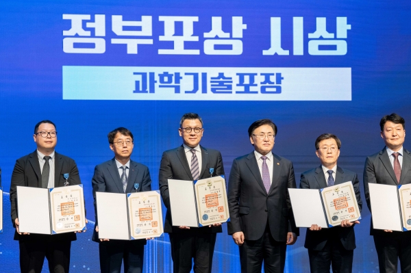 제58회 과학의 날 기념식에서 두산에너빌리티 송용진 전략-혁신 부문장(왼쪽에서 세번째)이 과학기술 분야 포장을 수상했다.  (사진=두산에너빌리티)