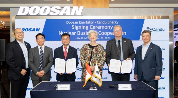 서울 중구 롯데호텔에서 진행된 원자력 사업 협력을 위한 우선공급자 협약 체결식에서 타마라 모휘니 주한캐나다대사(오른쪽 3번째), 캔두에너지 개리 로즈 사장(오른쪽 2번째), 두산에너빌리티 김종두 원자력BG장(오른쪽 4번째)이 관계자들과 기념사진을 촬영하고 있다. (사진=두산에너빌리티)