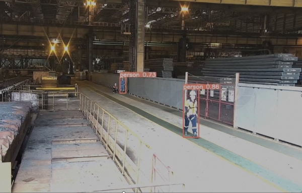 통행로에 설치된 CCTV가 사람을 실시간으로 감지하고 있는 모습. /포스코