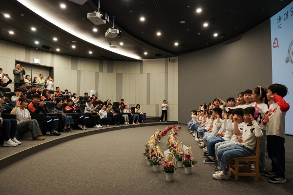 아이들이 부모를 위해 준비한 감사의 노래를 부르고 있다. /포스코