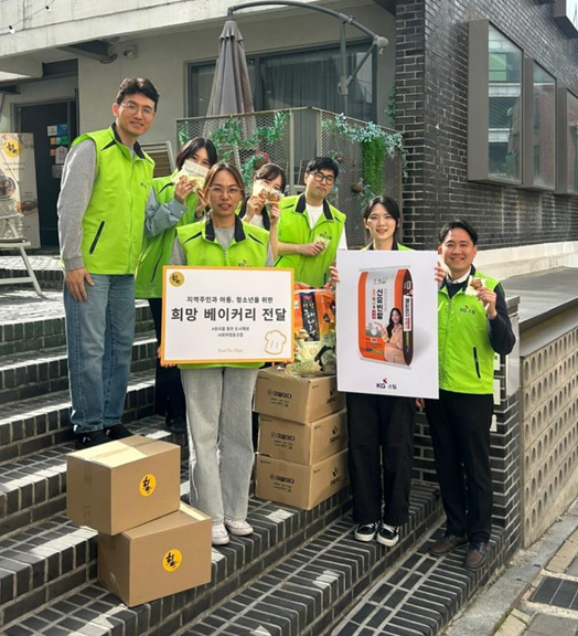 ‘희망 베이커리 클래스’ 봉사활동에 참여한 KG스틸 임직원 모습 . 출처=KG스틸