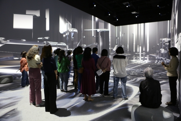 12일, Park1538광양 홍보관을 방문한 시민들이 이머시브 영상관을 체험하고 있다. /포스코