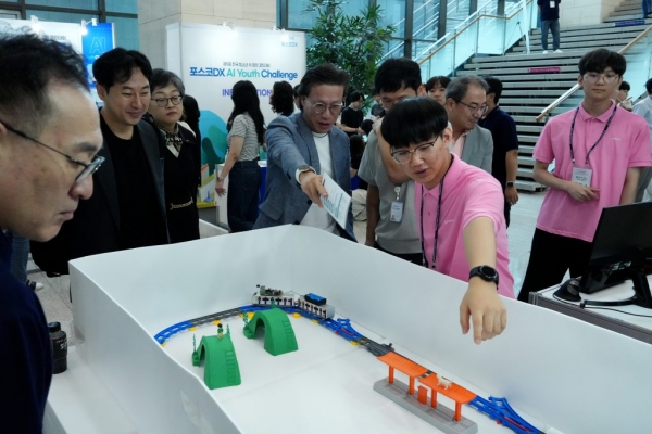 2024 전국 청소년 AI 창의 경진대회에 참여했던 학생들이 관람객과 심사위원들에게 출품한 시스템을 설명하고 있다. /포스코DX