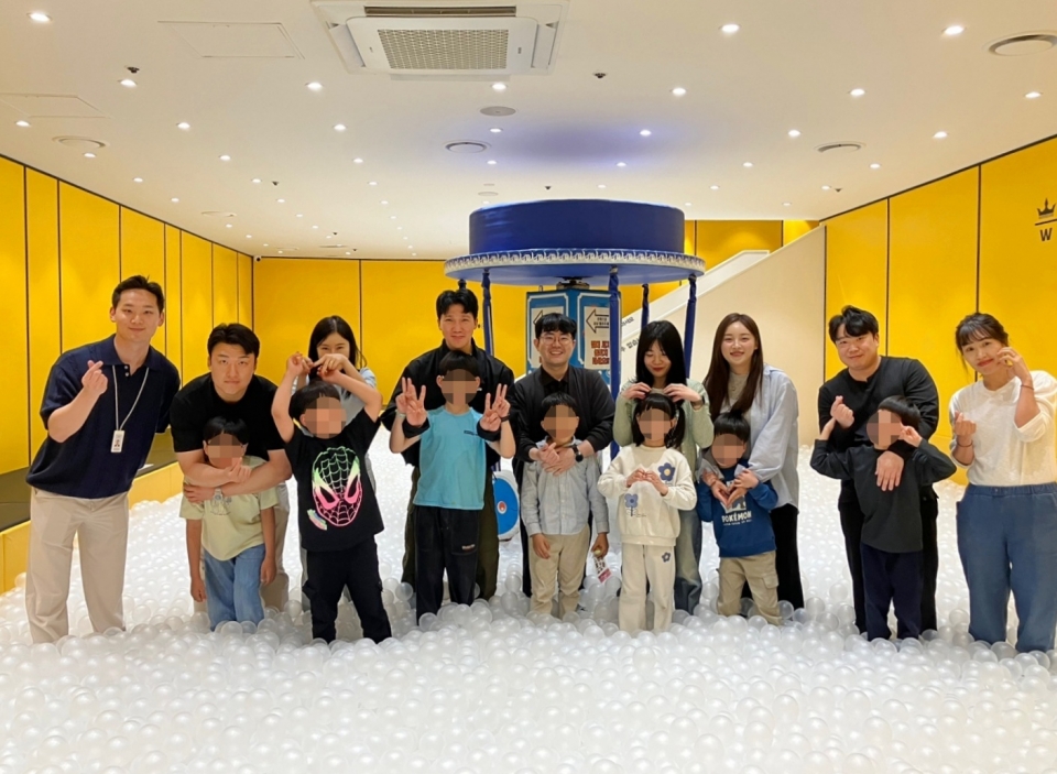 고려아연과 계열사 임직원들이 동명아동복지센터 아동들의 일일 보호자로서 대형 키즈카페 체험 활동을 지원했다. (사진=고려아연)