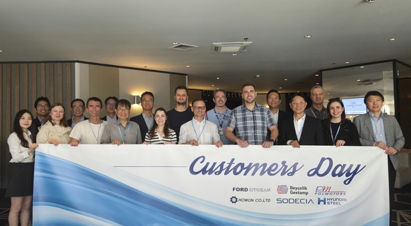 ▲ 현대제철 및 글로벌 고객사 임직원들이 Customers Day 행사에서 단체로 기념촬영을 하고 있다. /현대제철