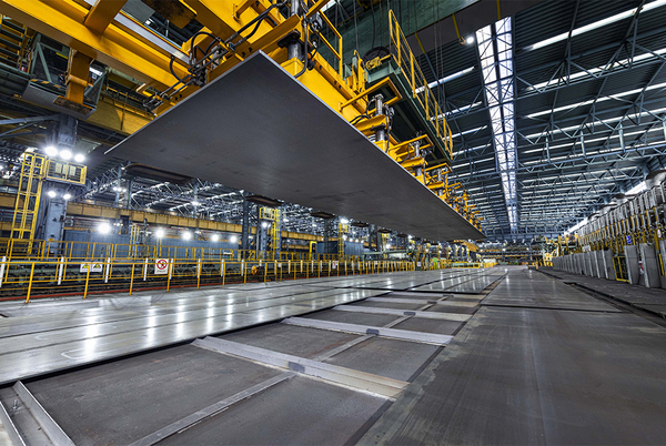 ▲ 진공흡착식 크레인으로 이송되고 있는 고망간강. /포스코