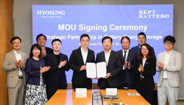 양해각서 든 오른쪽 인물이 우태희 효성중공업 대표이사 사장, 왼쪽은 렙 바트로의 펑 팅(Feng Ting) 사장
