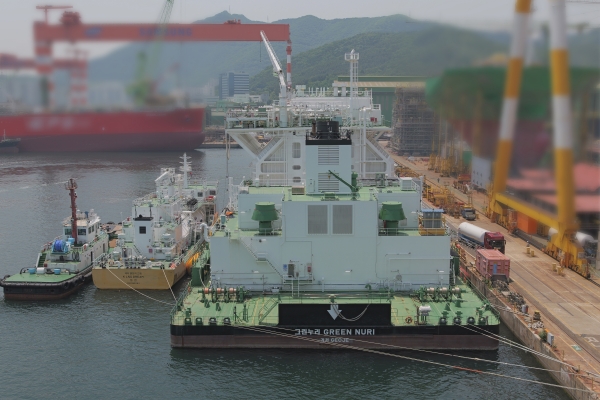 KRISO가 국내 최초 소형 벙커링 선박을 활용한 STS(Ship-to-Ship) LNG 벙커링 동시작업 실증을 진행하고 있다. /KRISO