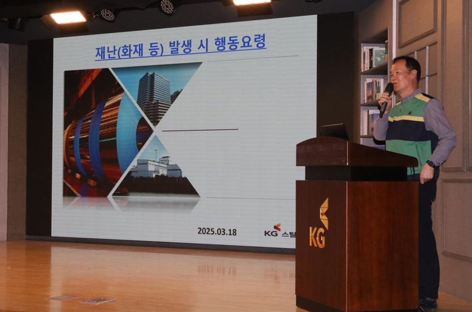 KG스틸 민방위대장 류기영 G.M 이 지난 3월 18일 정기 교육, 훈련을 하는 모습. 출처=KG스틸