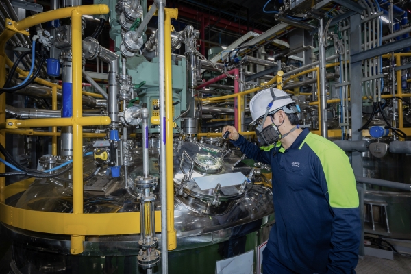 포스코퓨처엠이 10일 연산 4만 5천톤 규모의 광양 전구체 공장을 준공했다. 광양 전구체 공장에서 직원이 제조 공정을 확인하고 있다. /포스코퓨처엠