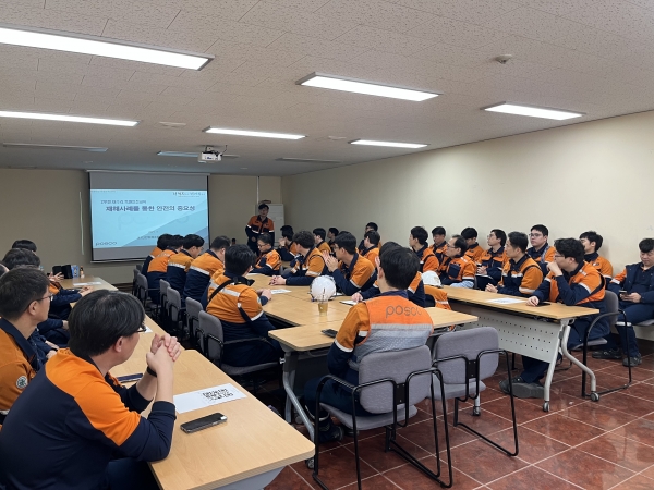 대수리 참여 직원들이 맞춤형 특별안전교육을 받고 있다. /포스코