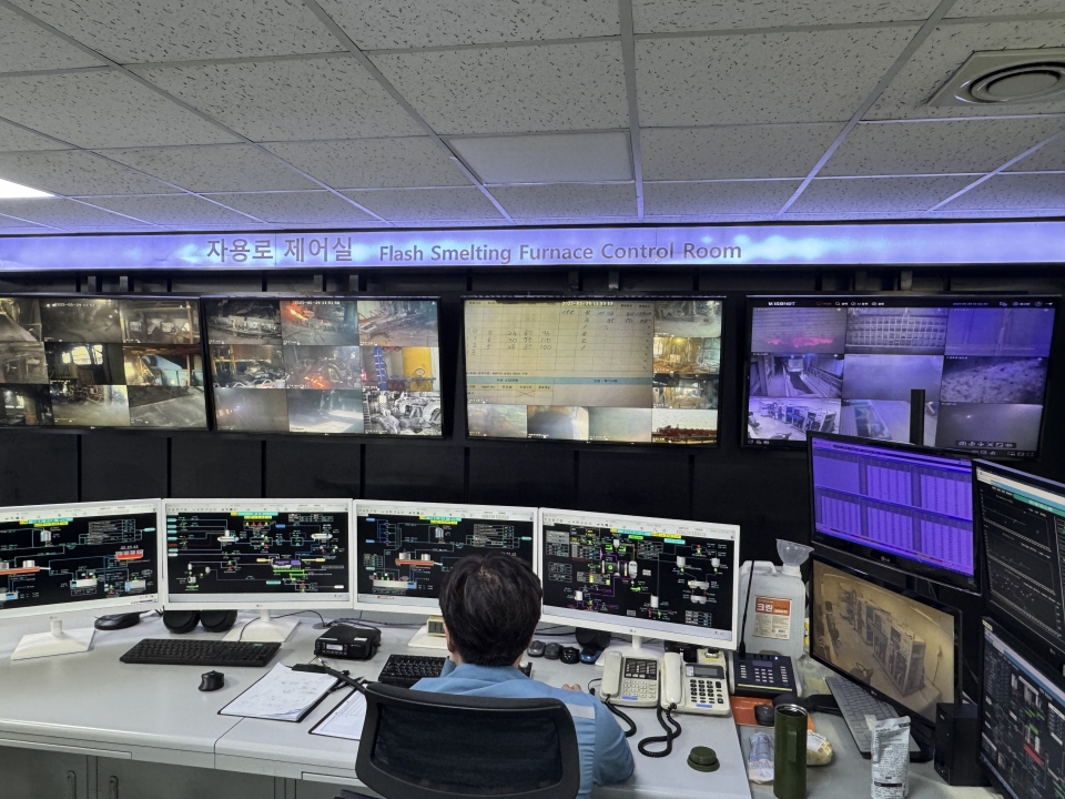 LS MnM 온산 제련소 제어실 모습(제공=LS MnM)