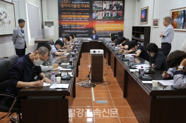 교육계 인사들은 뿌리산업 인력난 해소를 위해 일학습병행제와 직업혁신지구사업 확대가 필요하다고 주장했다. 사진은 열처리대회 참가자들의 필기시험 장면. (사진=철강금속신문)
