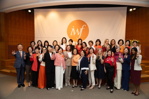 황은경 전무(맨 뒷줄 왼쪽 일곱번째), 허금주 IWF 한국지부 초대회장, 킴벌리 쿠퍼 자쿠아 IWF 글로벌회장, 정현희 정진기언론문화재단 이사장(앞줄 왼쪽 여섯번째부터). 사진제공 IWF