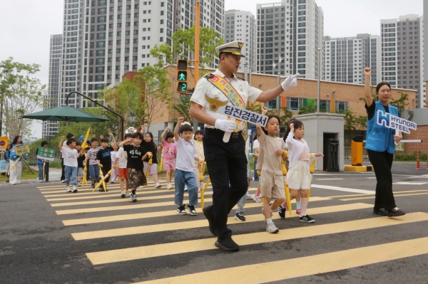 현대제철 당진제철소는 17일 혜성초등학교 앞 사거리에서 당진시, 당진경찰서, 당진시복지재단 등 관계자 60여 명과 함께 'H형 빛나는 도로사업'의 일환으로 민관 합동 교통안전 캠페인을 펼쳤다. /현대제철