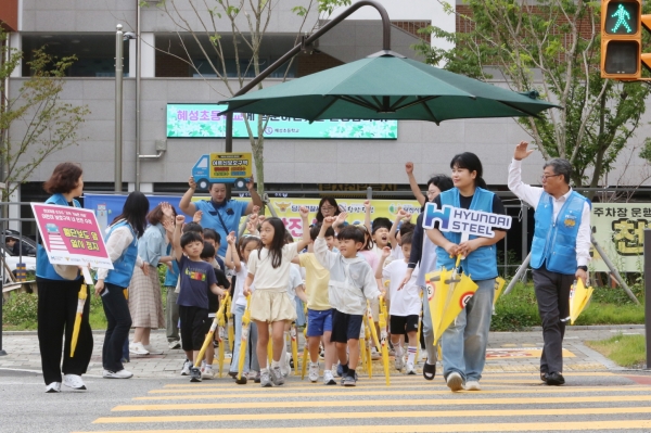 현대제철 당진제철소는 17일 혜성초등학교 앞 사거리에서 당진시, 당진경찰서, 당진시복지재단 등 관계자 60여 명과 함께 'H형 빛나는 도로사업'의 일환으로 민관 합동 교통안전 캠페인을 펼쳤다. /현대제철