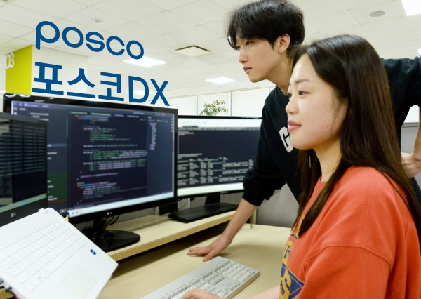 포스코DX의 개발자 직원들이 AI 개발도구를 활용해 개발 업무를 수행하고 있다. /포스코DX