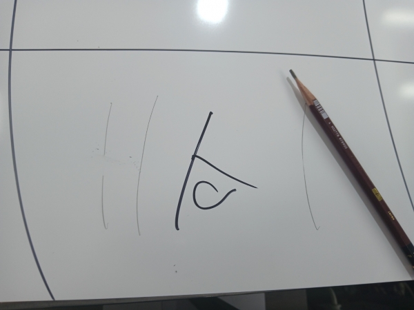 판재 샘플에 연필을 통한 테스트를 진행중인 모습. 우수한 품질의 제품일수록 지움으로 인한 흑연의 번짐흔적이 적다.