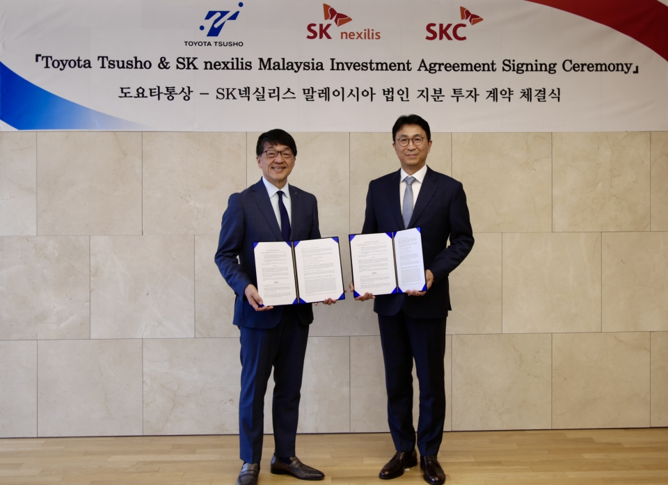 SKC 박원철 사장(오른쪽)이 이마이 토시미츠 도요타통상 사장과  기념 촬영을 하고 있다.