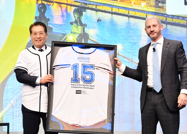 18일(현지시각) 미국 뉴욕에서 열린 WSD 포럼에서 장인화 포스코그룹 회장(사진 왼쪽)이 필립 엥글린(Philipp Englin) WSD CEO로부터 야구복으로 특별 제작한 WSD 명예의 전당 기념액자를 전달 받은 뒤 기념촬영을 하고 있다. /포스코홀딩스