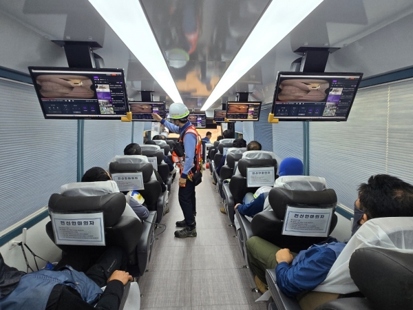 찾아가는 이동 쿨쉼터’에서 더위를 피하며 휴식을 취하는 동안 안전영상도 함께 시청하고 있다. /포스코이앤씨