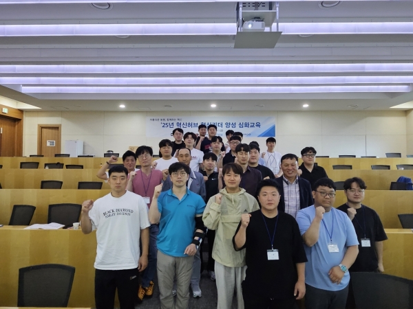 포항제철소가 지난 25일부터 27일, 포스코 구룡포 수련원에서 지역 중소기업 10개 사 직원 24명을 대상으로 한 QSS 혁신리더 심화 교육을 실시했다. /포스코