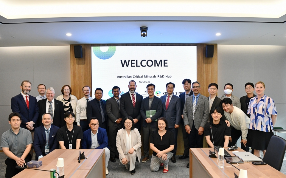 고려아연과 호주 핵심광물 R&D 대표단이 협력 논의를 위한 미팅을 마친 뒤 기념촬영 하는 모습 (고려아연 제공)